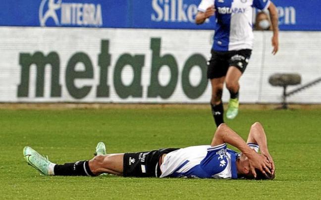 Pere Pons se lamenta por una de las ocasiones falladas ayer. Foto: A. Larretxi