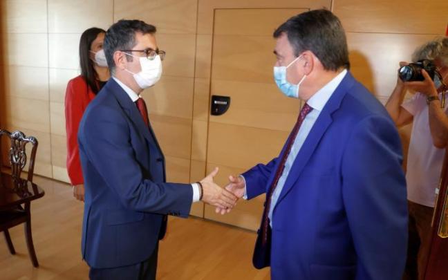 El ministro Bolaños saluda al portavoz del PNV en el Congreso de los Diputados, Aitor Esteban.