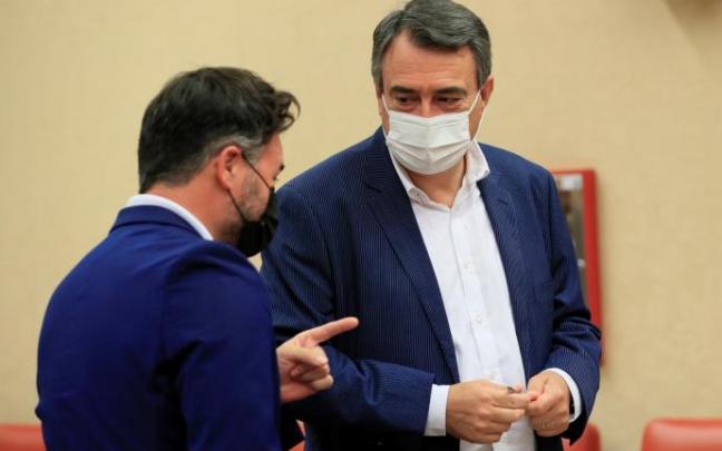 El portavoz del PNV en el Congreso de los Diputados, Aitor Esteban, con Gabriel Rufián, de ERC.