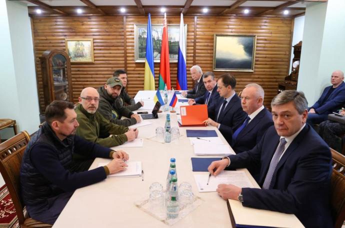 Las delegaciones rusa y ucraniana en su tercera ronda de negociaciones