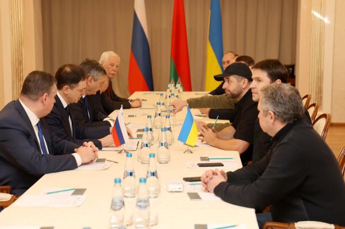 La primera reunión de las delegaciones rusas y ucranianas tuvo lugar el lunes sin avances.