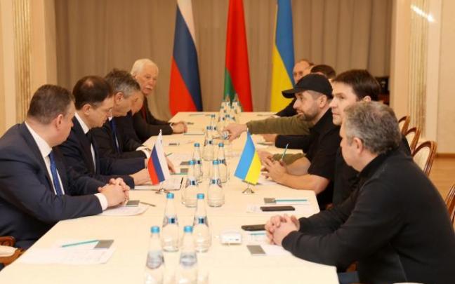 La primera reunión de las delegaciones rusas y ucranianas tuvo lugar el lunes sin avances.