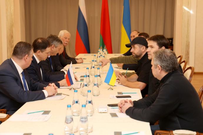 La primera reunión de las delegaciones rusas y ucranianas tuvo lugar el lunes sin avances