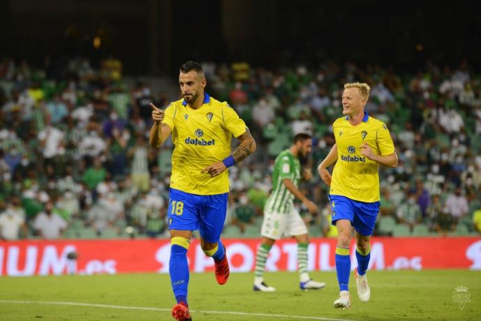 Álvaro Negredo celebra su gol ante el Betis