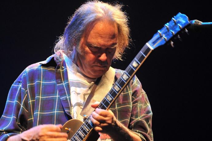 Neil Young durante una actuación.
