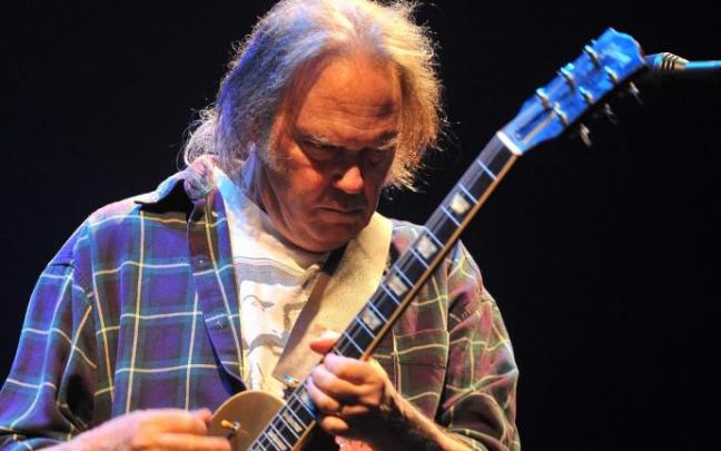 Neil Young durante una actuación.