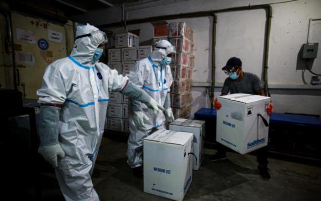 Llegada de un lote de vacunas de Pfizer contra el coronavirus a Katmandú, Nepal.