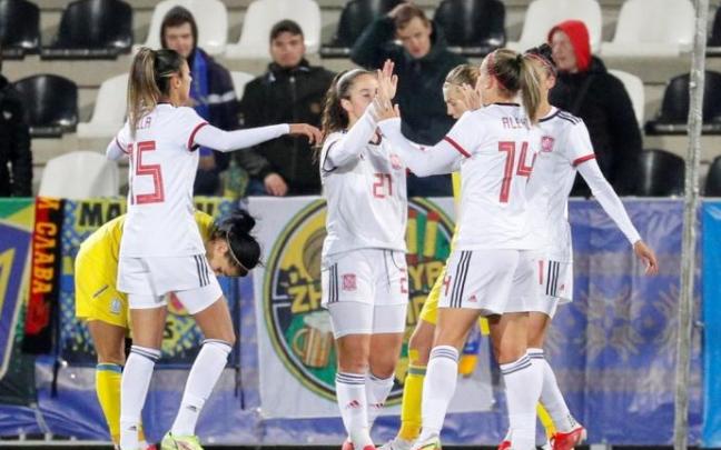 Nerea Eizagirre recibe la felicitación de sus compañeras tras el gol marcado Nerea Eizagirre recibe la felicitación de sus compañeras tras el gol marcado