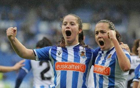 Nerea y Amaiur celebran el tanto de la victoria