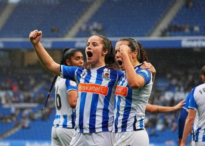 Nerea Eizagirre y Amaiur Sarriegi celebran un tanto de la primera en el derbi de Anoeta