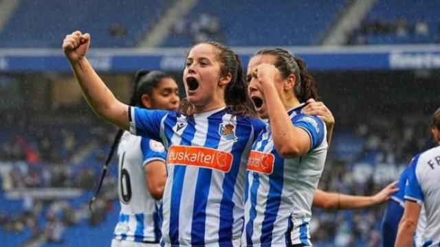 Nerea Eizagirre y Amaiur Sarriegi celebran un tanto de la primera en el derbi de Anoeta