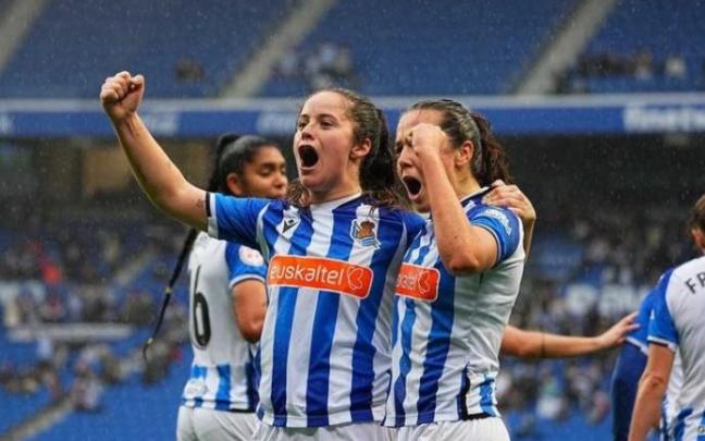 Nerea Eizagirre y Amaiur Sarriegi celebran un tanto de la primera en el derbi de Anoeta Nerea Eizagirre y Amaiur Sarriegi celebran un tanto de la primera en el derbi de Anoeta