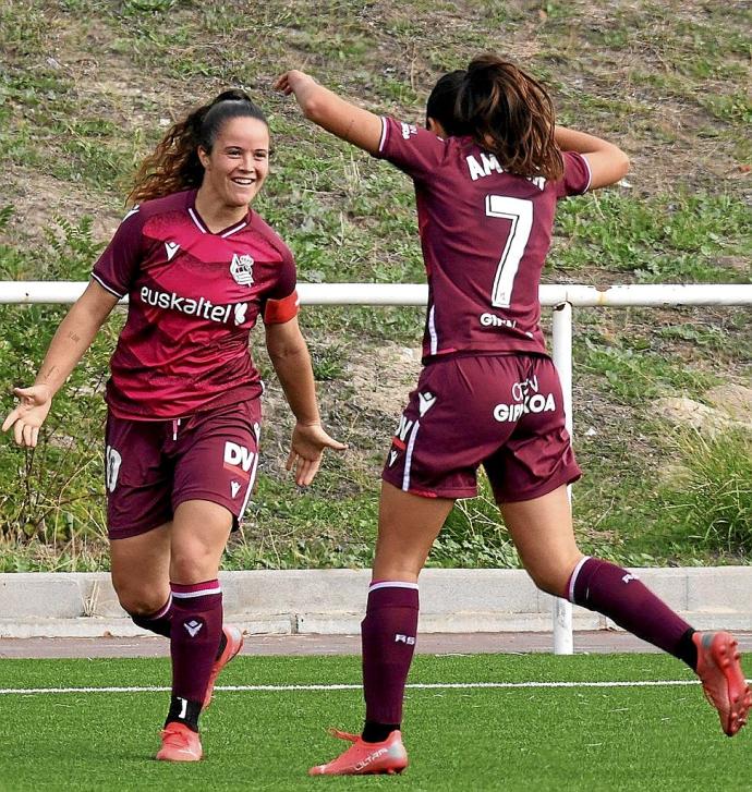 Nerea Eizagirre y Amaiur Sarriegi celebran un gol. Foto: Real Sociedad