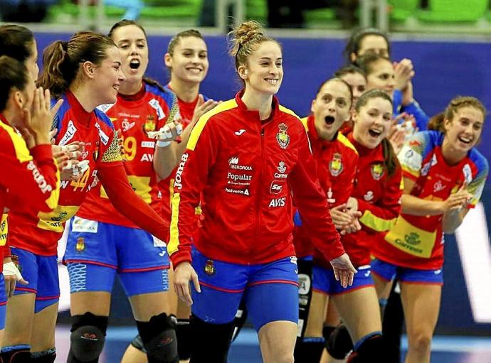 Nerea Pena, jaleada por sus compañeras de selección. Foto: @RFEBalonmano