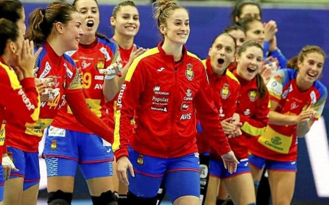Nerea Pena, jaleada por sus compañeras de selección. Foto: @RFEBalonmano