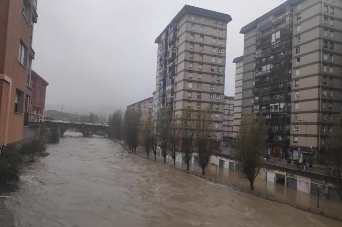 El Nervión, desbordado en Basauri.