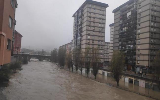 El Nervión, desbordado en Basauri.