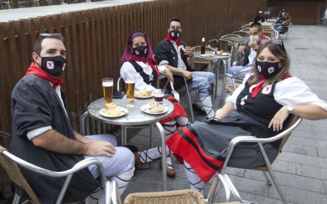Un grupo de neskas y blusas toman una ronda en un bar de la Virgen Blanca.