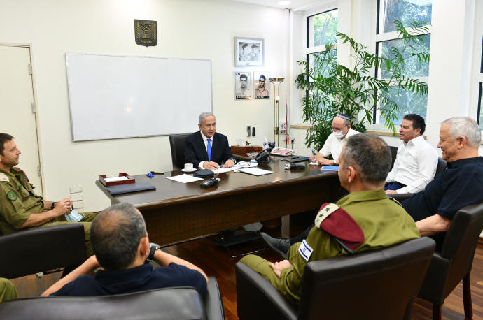 Benjamin Netanyahu recibe actualizaciones operativas del Ministro de Defensa Benny Gantz en medio de la escalada de violencia.