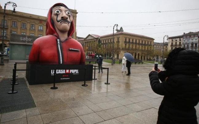 Una escultura gigante promociona la serie "La casa de papel" de Netflix en la Plaza del Castillo de Iruñea. Una escultura gigante promociona la serie "La casa de papel" de Netflix en la Plaza del Castillo de Iruñea.