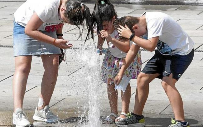 Uretan freskatzen ari diren haur batzuen artxiboko irudia. Argazkia: Josu Chavarri