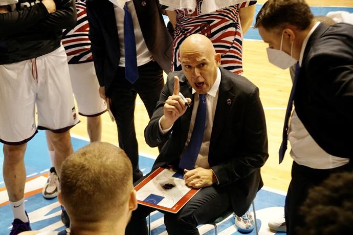 Neven Spahija da instrucciones a sus jugadores durante un tiempo muerto