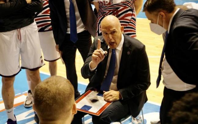 Neven Spahija da instrucciones a sus jugadores durante un tiempo muerto