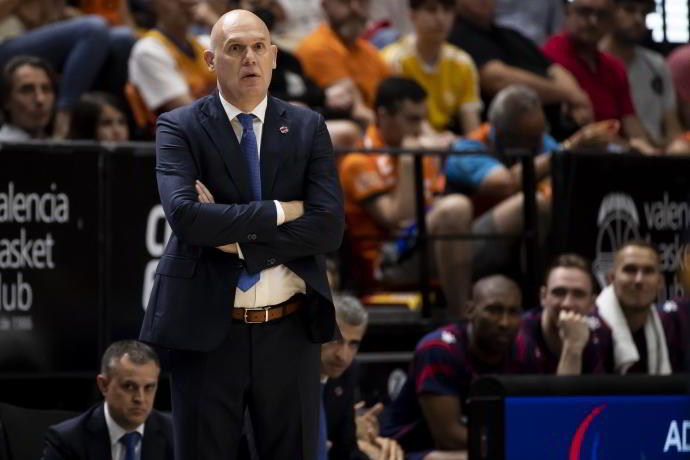 Neven Spahija da órdenes a sus jugadores desde la banda de La Fonteta