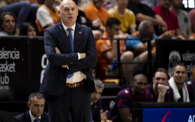 Neven Spahija da órdenes a sus jugadores desde la banda de La Fonteta