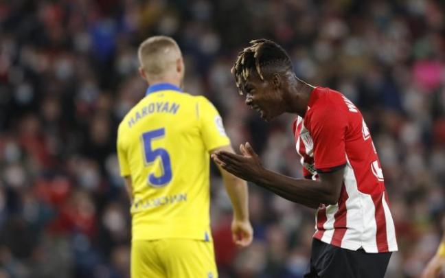 Nico Williams se lamenta de una ocasión desperdiciada.