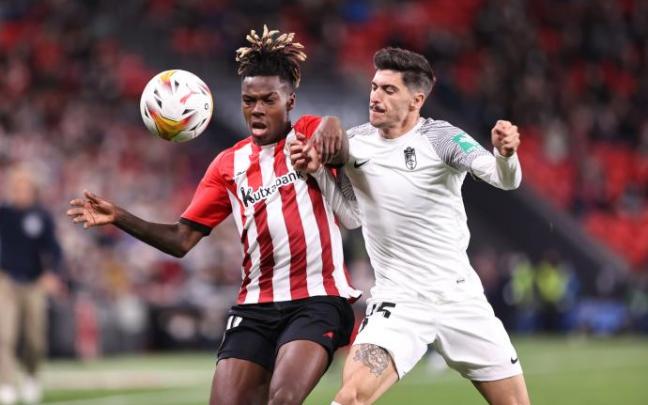 Nico Williams pugna por el balón con Neva.