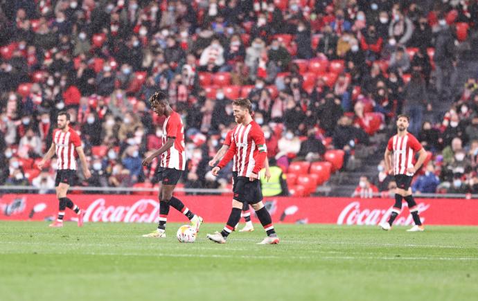 Nico Williams e Iker Muniain, cabizbajos.