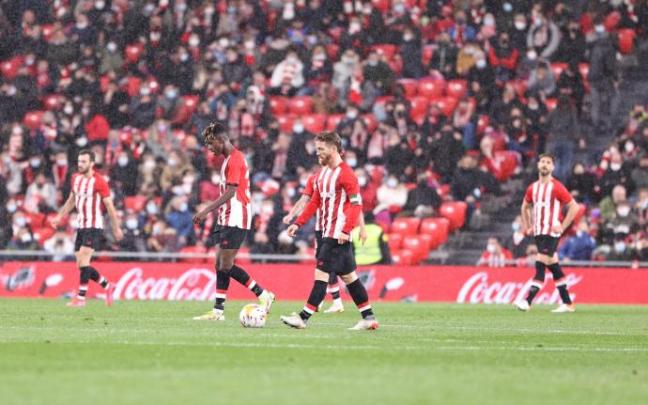 Nico Williams e Iker Muniain, cabizbajos.
