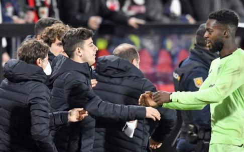 Nico Serrano, autor del tanto de la victoria del Athletic en el duelo del domingo ante el Rayo, se saluda con Iñaki Williams a la conclusión del partido en Vallecas. Nico Serrano, autor del tanto de la victoria del Athletic en el duelo del domingo ante el Rayo, se saluda con Iñaki Williams a la conclusión del partido en Vallecas.