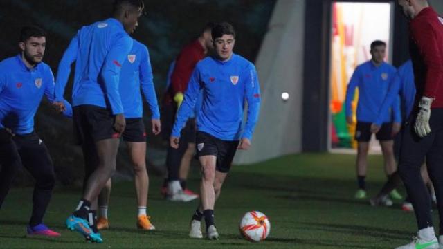Nico Serrano, en el centro de un rondo, al comienzo del entrenamiento de ayer miércoles en Lezama. Nico Serrano, en el centro de un rondo, al comienzo del entrenamiento de ayer miércoles en Lezama.