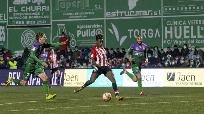 Nico Williams define ante el portero Lopito para anotar el segundo gol de su cuenta particular ante el Atlético Mancha Real.