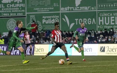 Nico Williams define ante el portero Lopito para anotar el segundo gol de su cuenta particular ante el Atlético Mancha Real.
