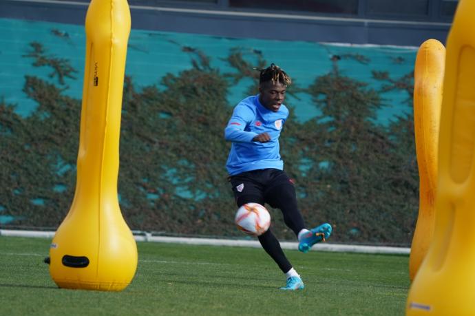 Nico Williams golpea el balón en un entrenamiento en Lezama de esta semana.