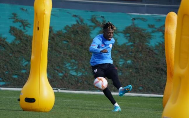 Nico Williams golpea el balón en un entrenamiento en Lezama de esta semana.