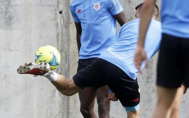 El jugador del Athletic, Nico Williams, durante el entrenamiento de este martes en Lezama