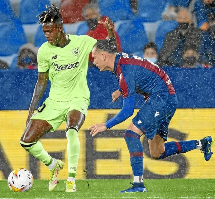 Nico Williams protege el balón ante Son en el partido entre el Levante y el Athletic. Foto: Athletic Club