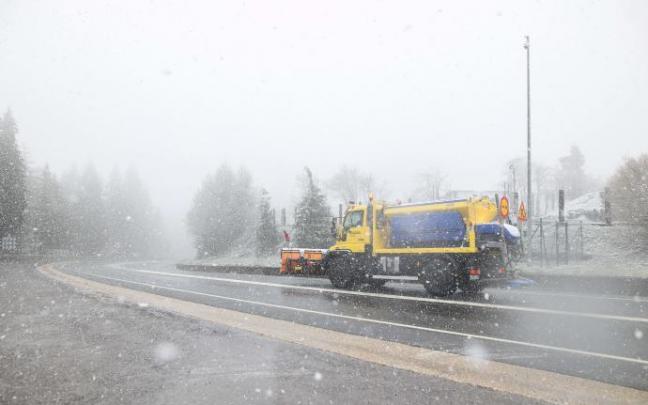 Un quitanieves limpia la calzada en Barazar.