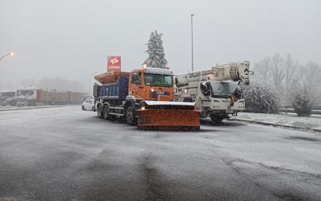 Una máquina quitanieves y una grúa en Altube.