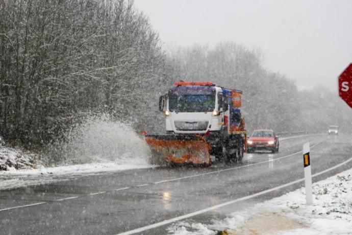 Un quitanieves por las carreteras alavesas