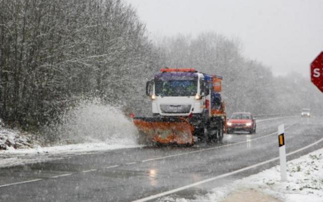 Un quitanieves por las carreteras alavesas