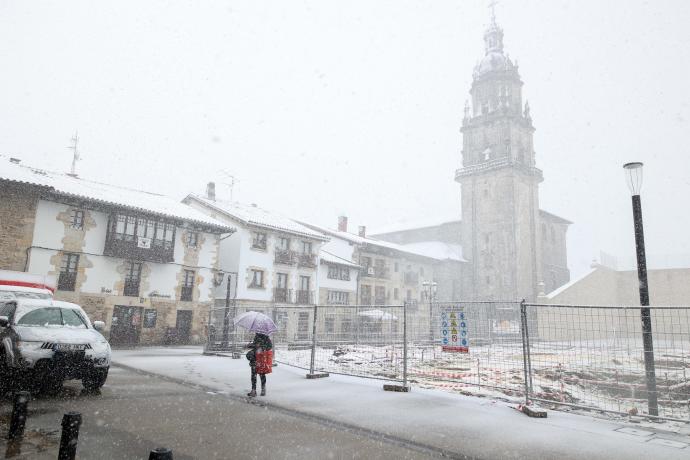 La localidad de Otxandio, a más de 500 metros de altitud sobre el nivel de mar, amaneció con una ligera capa de nieve.