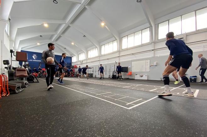 Los jugadores de Osasuna se ejercitan en las instalaciones interiores de Tajonar.