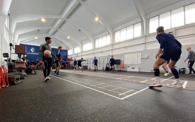 Los jugadores de Osasuna se ejercitan en las instalaciones interiores de Tajonar.