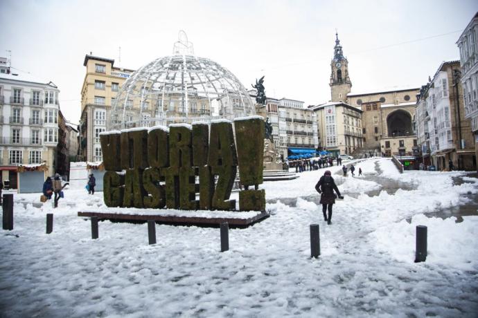 Nieve en la plaza de la Virgen Blanca