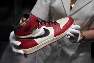 Una de las zapatillas del par de Nike Air Ships calzado por Michel Jordan en 1984.
